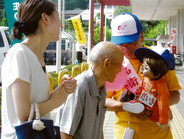 「だいき君」は街頭キャンペーンには欠かせない存在です。  ◎ 腹話術を操る棚倉町在住の松本英一さん